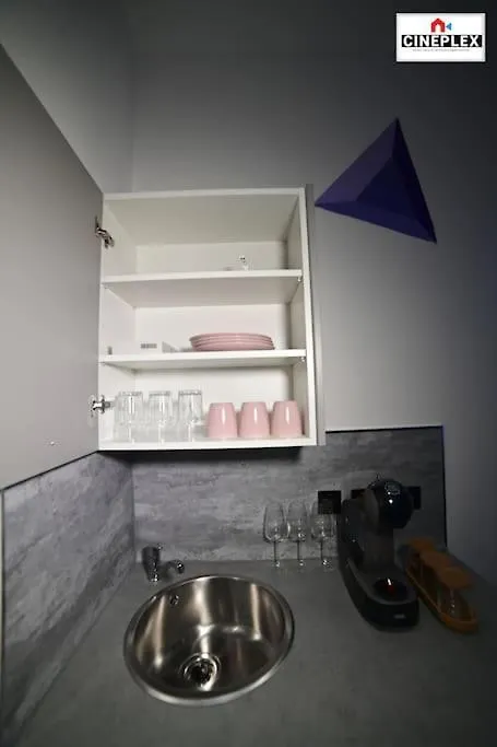 Cheerful 1Bed Studio Flat With Netflix And Wi-Fi By Cineplex Short Lets & Serviced Apartments London
