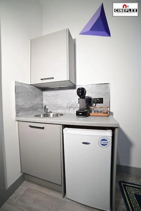 Cheerful 1Bed Studio Flat With Netflix And Wi-Fi By Cineplex Short Lets & Serviced Apartments London