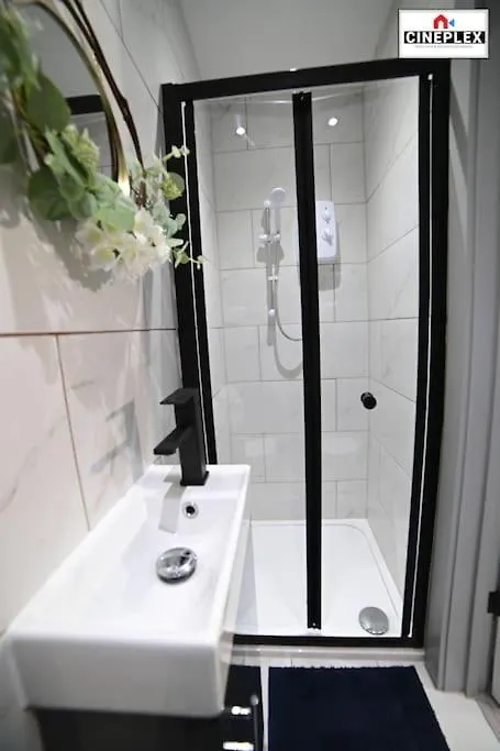 Cheerful 1Bed Studio Flat With Netflix And Wi-Fi By Cineplex Short Lets & Serviced Apartments London